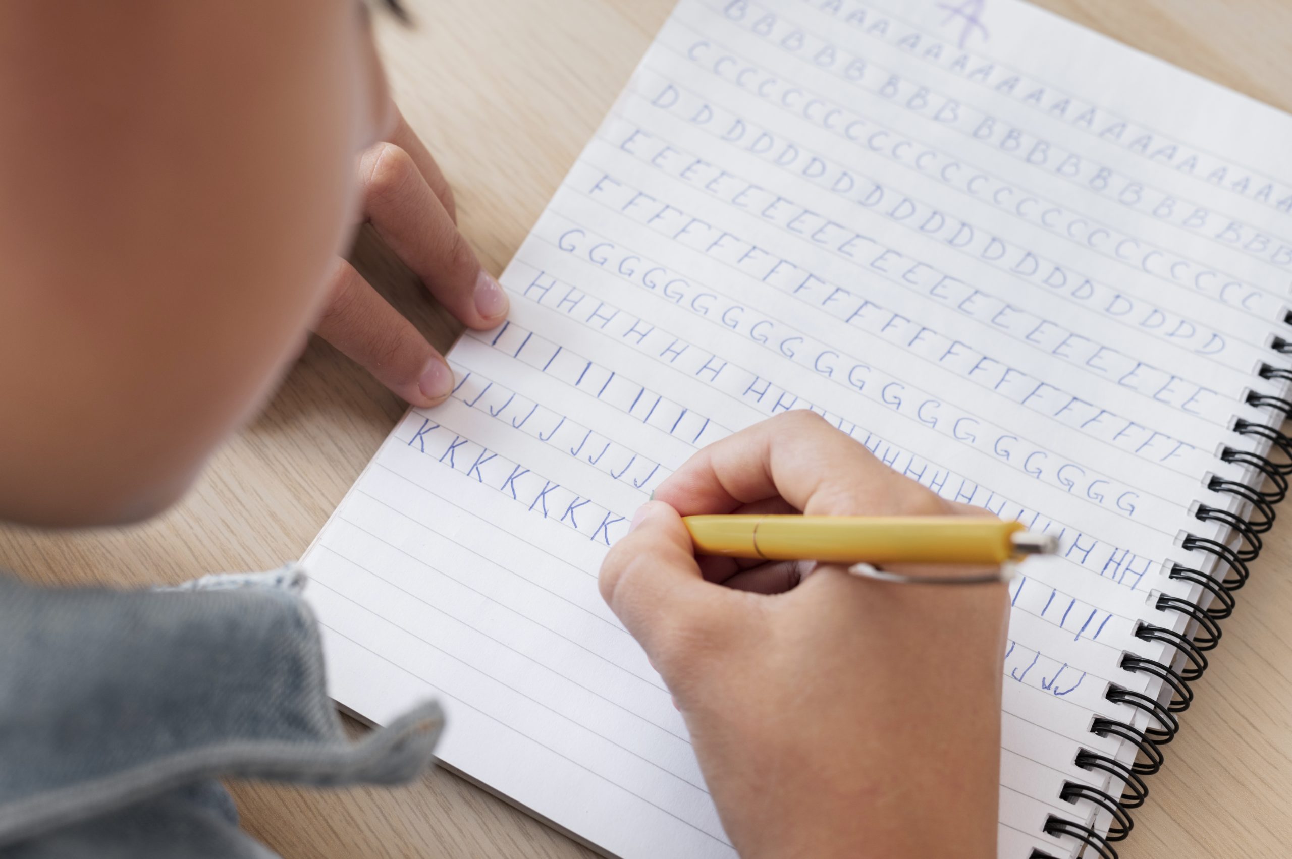 Η δυσγραφία αποτελεί μία από τις ειδικές μαθησιακές δυσκολίες που επηρεάζουν σημαντικά την εκπαιδευτική πορεία και την καθημερινότητα του παιδιού. Σύμφωνα με τη διεθνή βιβλιογραφία, η δυσγραφία αναφέρεται σε δυσκολίες που σχετίζονται με τη γραφή και συγκεκριμένα με τον σχεδιασμό και την οργάνωση των γραμμάτων (Deiner, 2013∙ Sousa, 2007∙ Moore & Pure, 2012∙ Τσιατά, 2005∙ Κούρτη, 2005).